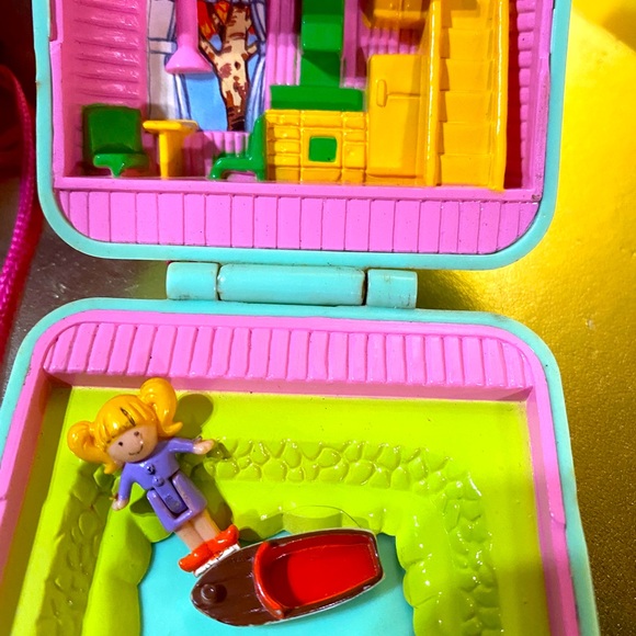 PRETTY PIXIES VTG 1992 POLLY POCKET TYPE LAKE HOUSE COMPACT w/BOAT & GIRL FIGURE - Picture 6 of 14